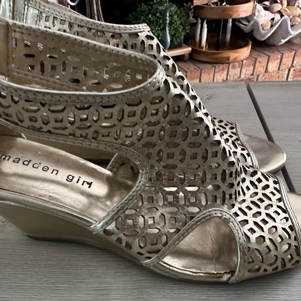 Madden Girl Gold Hamptton Wedge Heels (Pre-Owned)   **SIZE:  8.5**